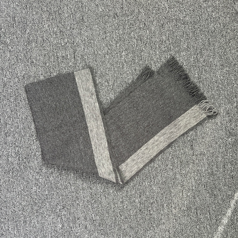 Hugo Boss Scarf - Picture 1 of 3